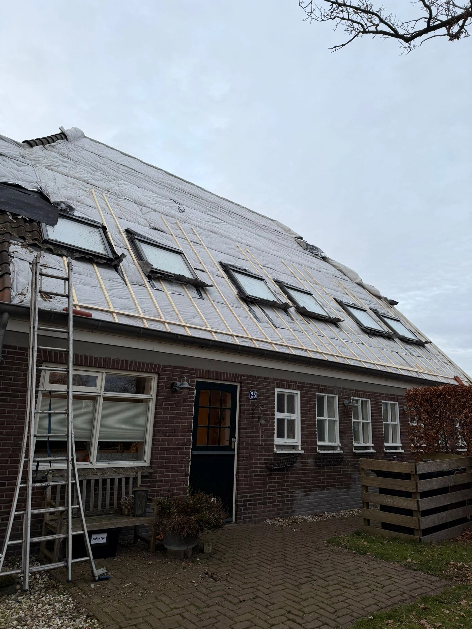 Dakdekker Veenendaal van ISO Daksysteem aan het werk op een woning
